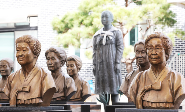 17일 경기도 광주시 퇴촌면 나눔의 집에 일본군 위안부 피해 할머니들의 흉상이 세워져 있다. 기시다 후미오 일본 총리는 전날 한일 정상회담에서 위안부 합의의 착실한 이행을 요청했다고 교도통신이 일본 정부 관계자를 인용해 보도했다. 2023.3.17. 연합뉴스