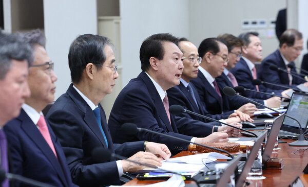 윤석열 대통령이 21일 서울 용산 대통령실 청사에서 열린 국무회의에서 한일관계 정상화 등에 대해 발언하고 있다. 2023. 3. 21. 연합뉴스