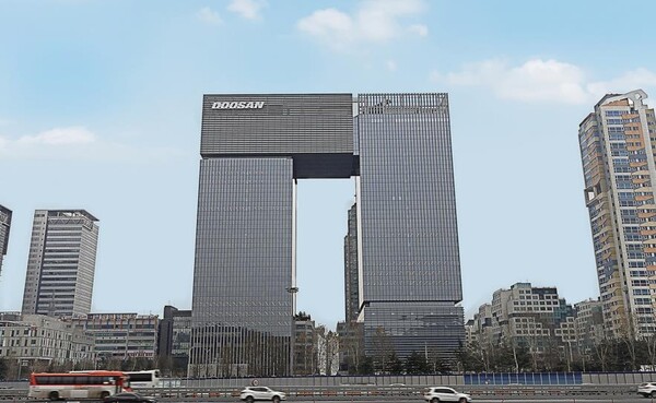 성남시 정자동의 분당 두산타워. 검찰은 이 분당 두산타워 건립을 위한 부지 용도변경의 대가로 두산건설이 성남FC에 55억원을 후원했다며 이재명 대표와 두산건설 관계자들을 뇌물 혐의로 기소했다. 연합뉴스 자료사진