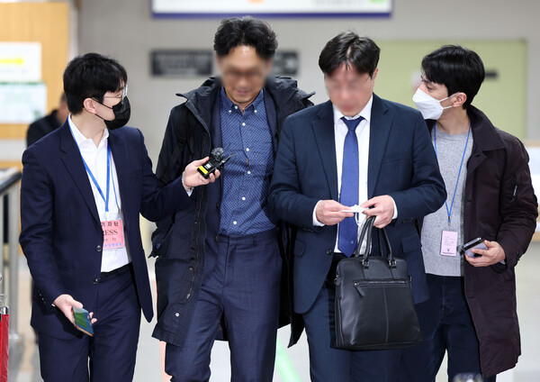 정민용 변호사(왼쪽 두 번째)가 21일 오전 서초구 서울중앙지방법원에서 열린 김용 전 민주연구원 부원장의 불법 정치자금·뇌물 수수 관련 공판에 출석하고 있다. 2023.3.21. 연합뉴스