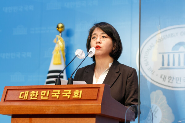 기본소득당 용혜인 의원이  21일 국회 소통관에서 기자회견을 갖고 '쌍특검 중재안'을 발의하겠다고 밝히고 있다. 기본소득당 제공 