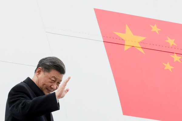 시진핑 중국 국가주석이 지난 22일 모스크바 브누코보 국제공항에서 열린 환송행사에서 오른손을 들어 답례하고 있다. 배경에 오성홍기가 새겨진 전용기가 보인다.   2023.3.22. TASS 연합뉴스 