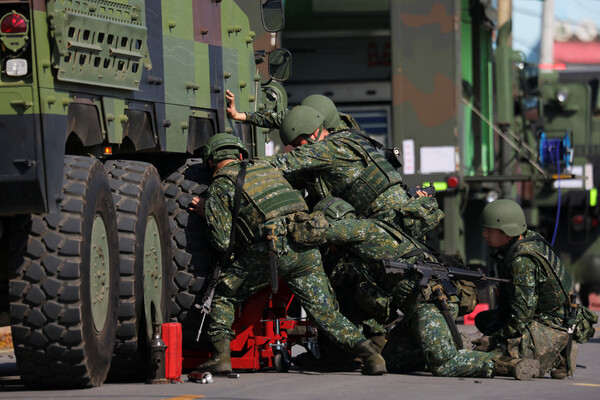 대만군 병사들이 23일 타오위안에서 중국 인민해방군의 가상 상륙작전을 저지 하기 위한 군사훈련을 하고 있다. 2023.3.23.  로이터 연합뉴스 