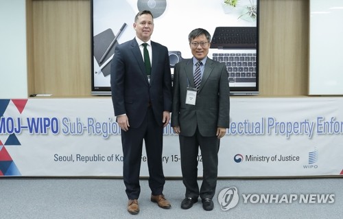 한국은행이 24일 발표한 '지식재산권 무역수지' 통계에 따르면 지난해 지재권 무역수지는 1년 만에 적자로 전환돼 13.3억 달러 적자를 기록했다. 사진은 지난 2월 15~17일 법무부와 세계지식재산권기구(WIPO)가 공동으로 개최한  제4회 국제 지식재산권 범죄 대응 역량 강화를 위한 세미나. 2023.2.17. 연합뉴스