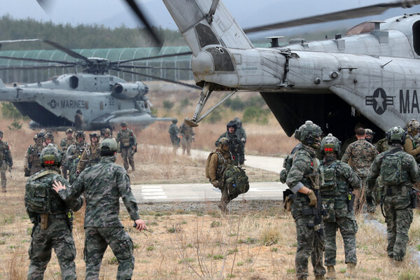 22일 경북 포항시 북구 한 훈련장에서 한국과 미국 해병대원이 함께 이동하고 있다. 한국, 미국, 영국 수색부대는 연합작전 수행능력을 강화하기 위해 연합 수색 훈련을 하고 있다. 2023.3.23. 연합뉴스