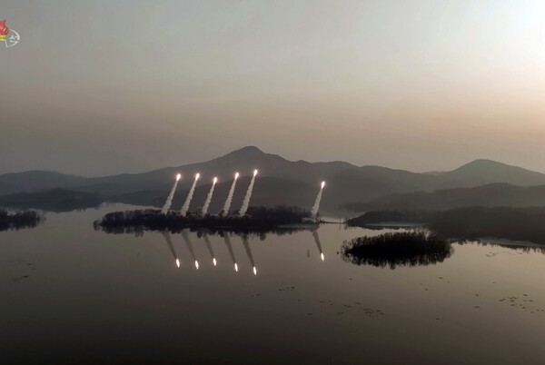 김정은 북한 국무위원장이 지난 9일 서부전선의 중요작전임무를 담당하고있는 화성포병부대의 화력습격훈련을 현지지도했다고 조선중앙TV가 보도했다. [조선중앙TV 화면] 2023.3.10. 연합뉴스