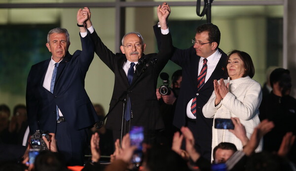 튀르키예 야당 공화인민당(CHP)  대표와 앙카라 시장이 지난 6일 수도 앙카라에서 오는 5월 대선에 나설 케말 클르츠다로울루 후보(74, 가운데)와 함께 손을 들어보이고 있다. 클르츠다로울루는 이날 CHP를 비롯한 6개 야당의 통합후보로 선출됐다.  2023.3.6. EPA 연합뉴스 