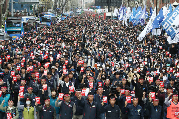민주노총 주최로 25일 서울 종로구 대학로 일대에서 '민생파탄·검찰독재 윤석열 심판 투쟁선포대회' 가 열리고 있다. 2023.3.25. [공동취재] 연합뉴스
