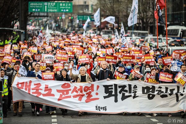 25일 32차 촛불대행진에 참가한 시민들이 서울 도심을 행진하고 있다. 2023.3.25. 사진 이호 작가