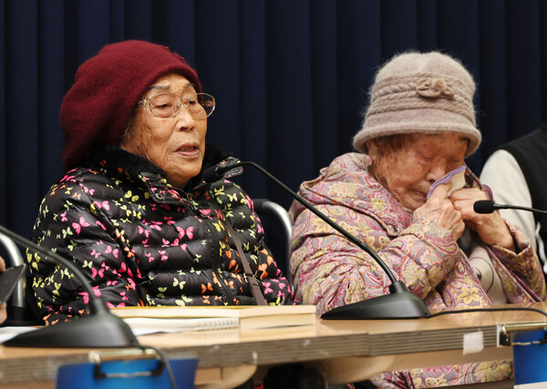 7일 오후 국회 의원회관에서 일제 강제동원 피해자인 양금덕 할머니(왼쪽)와 김성주 할머니가 강제동원 정부 해법을 규탄하고 일본의 사죄 배상을 촉구하는 기자회견을 열고 있다. 2023.3.7. 연합뉴스