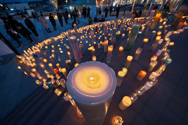 후쿠시마 원전사고 12주년을 맞은 지난 3월 11일, 후쿠시마 현 후타바에 켜 놓은 희생자를 추모하는 촛불들. 2023.03.11. UPI 연합뉴스