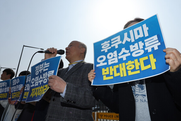 일본방사성오염수방류저지공동행동, 한일역사정의평화행동 등 시민단체가 10일 오전 서울 용산 대통령 집무실 인근에서 윤석열 정부의 일본 정부 후쿠시마 방사성 오염수 장기보관 요구를 촉구하는 기자회견을 하고 있다. 2023.3.10