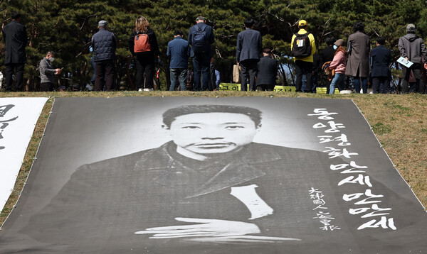 26일 오후 '안중근 의사 순국 113주년 추모식'이 열린 서울 용산구 효창공원 안 의사 묘역에 놓인 대형 추모 현수막. 2023.3.26. 연합뉴스