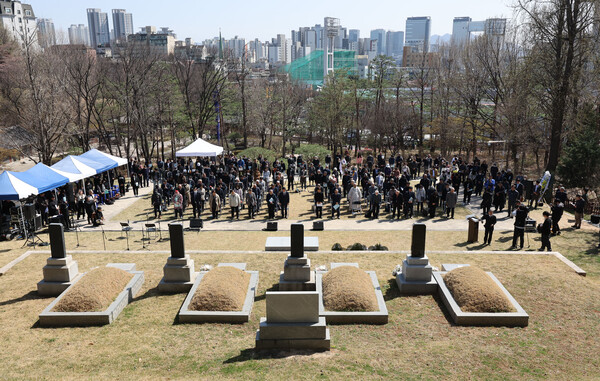 26일 오후 서울 용산구 효창공원에서 열린 에서 참석자들이 묵념을 하고 있다. 2023.3.26. 연합뉴스