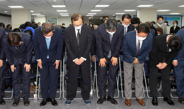 더불어민주당 지도부가 2020년 4.16 총선 압승 후인 17일 서울 여의도 당사에서 열린 선거대책위원회 합동 해단식에서 허리 숙여 국민들에게 인사하고 있다. 2020.4.17 연합뉴스