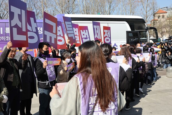 27일 서울시청 앞 이태원 참사 희생자 분향소 앞에서 이태원참사 유가족 협의회, 시민대책회의 관계자 등이 '10.29 이태원 참사 진실버스 출발 기자회견'을 하고 버스에 탑승하고 있다. 2023.3.27. 연합뉴스
