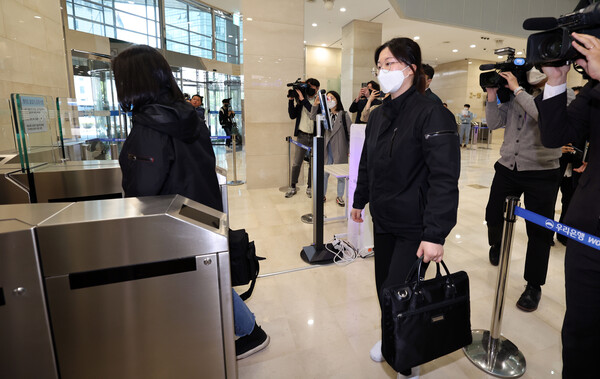 지난해 우리은행 직원이 회삿돈 614억 원을 횡령한 사건을 수사 중인 남대문경찰서 수사관들이 서울 중구 우리은행 본점 압수수색을 위해 이동하고 있다. 2022.5.2. 연합뉴스