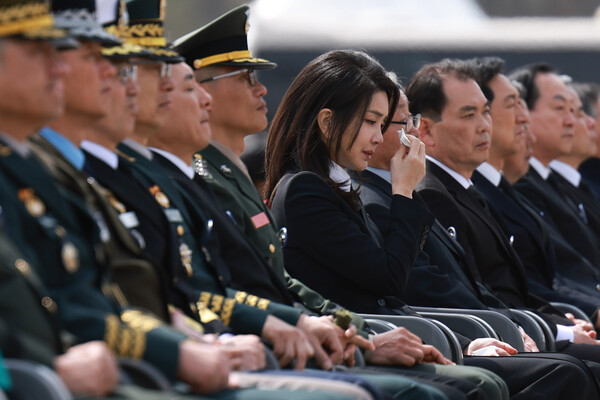 김건희 여사가 24일 대전 유성구 국립대전현충원에서 열린 제8회 서해수호의 날 기념식에서 윤석열 대통령의 서해수호 55용사 호명을 들으며 눈물을 흘리고 있다. 2023.3.24 [대통령실 제공] 연합뉴스