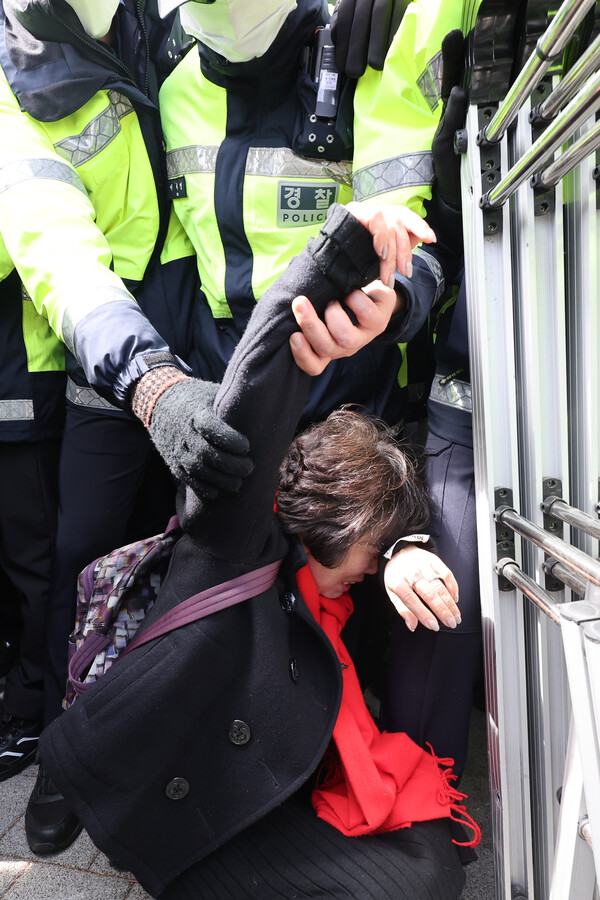 14일 서울 용산구 대통령실 인근에서 열린 '10.29 이태원참사 4대 종단 기도회 및 입장발표 기자회견'에 참석한 희생자 유가족이 대통령 면담과 공식 사과를 요구하며 눈물을 흘리고 있다. 2023.3.14. 연합뉴스