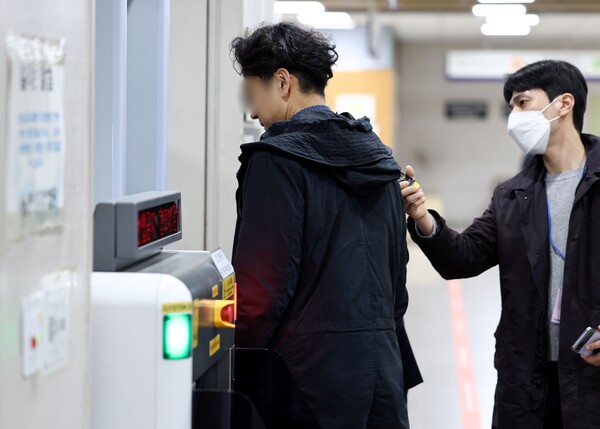  정민용 변호사가 21일 오전 서초구 서울중앙지방법원에서 열린 김용 전 민주연구원 부원장의 불법 정치자금·뇌물 수수 관련 공판에 출석하고 있다. 2023.3.21. 연합뉴스
