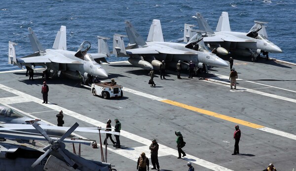 한미 해군 연합 해상훈련이 열린 27일 제주 남쪽 공해상에 진입한 미 핵추진 항공모함 '니미츠'(CVN 68·10만t급)에서 F/A-18F 슈퍼호넷의 이·착함 훈련이 진행되고 있다. 길이 332.8m, 폭 76.8m, 승조원 5500~6000명 규모인 니미츠함은 F/A-18F 슈퍼호넷 등 전투기와 E-2C 호크아이 조기경보기, 수송기, 헬기 등 각종 항공기 90여 대를 탑재할 수 있는 것으로 알려졌다. 2023.3.27 [사진공동취재단]  연합뉴스