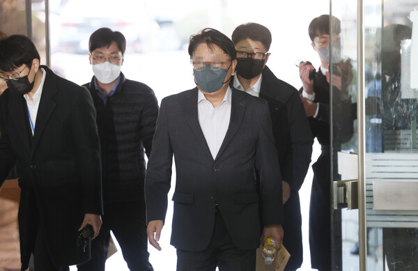 '백현동 개발 비리 의혹'과 관련 성남시에서 로비스트 역할을 한 김인섭 전 한국하우징기술 대표의 측근 김모씨가 27일 서울중앙지법에서 열리는 영장실질심사에 출석하고 있다. 2023.3.27. 연합뉴스