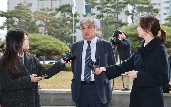 한상혁 방송통신위원장이 지난 22일 종합편성채널 TV조선 재승인 심사 당시 검찰이 주장하는 이른바 '점수 조작'에 관여한 의혹과 관련해 피의자 신분으로 서울 도봉구 북부지방검찰청에 출석하면서 취재진의 질문에 답하고 있다. 2023.3.22. 연합뉴스