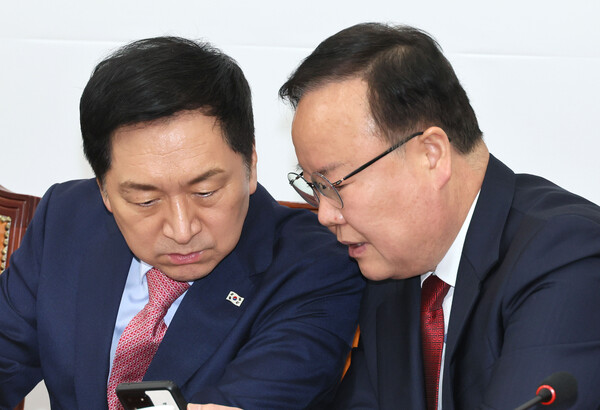 국민의힘 김기현 대표가 20일 오전 국회에서 열린 최고위원회의에서 김재원 최고위원과 귀엣말을 나누고 있다. 2023.3.20. 연합뉴스