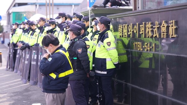 지난 15일 한국와이퍼 경기도 안산 공장 정문을 경찰이 막고 있다. 2023.3.28. 전국금속노조 경기지부 한국와이퍼분회 제공