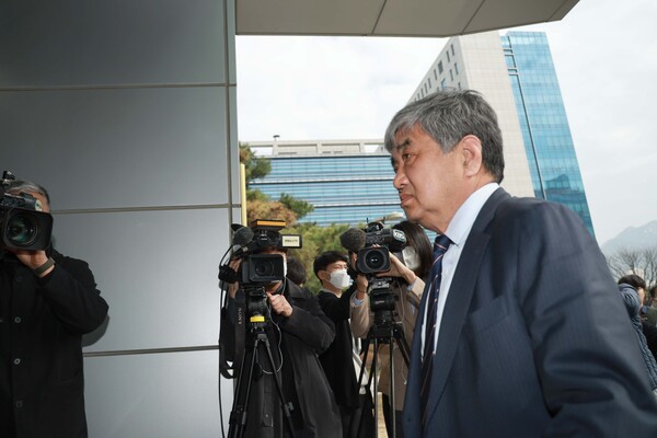 한상혁 방송통신위원장이 지난 22일 도봉구 서울 북부지방검찰청에 종합편성채널 TV조선 재승인 심사 당시 점수 조작에 관여한 의혹과 관련해 피의자 신분으로 검찰 조사를 받기 위해 들어가고 있다. 2023.3.22. 연합뉴스