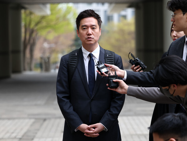 유튜브 채널 가로세로연구소(가세연) 김세의 대표가 28일 오후 서초구 서울중앙지방법원에서 열린 정보통신망이용촉진 및 정보보호 등에 관한 법률 위반(명예훼손) 혐의 재판에 출석하기 앞서 취재진 질문에 답하고 있다. 2023.3.28, 연합뉴스