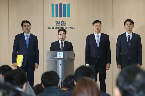 국군기무사령부의 계엄령 문건작성 의혹을 수사 중인 '계엄령 문건 관련 의혹 군·검 합동수사단' 공동 수사단장인 노만석 서울중앙지검 조사2부장(왼쪽에서 두번째)과 전익수 공군대령(왼쪽에서 세번째)이 7일 오전 서울 송파구 서울동부지검에서 중간수사 결과를 발표하고 있다. 2018.11.7. 연합뉴스