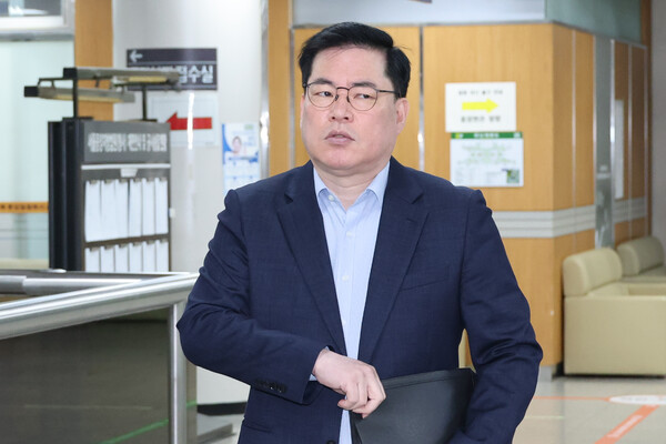 유동규 전 성남도시개발공사 기획본부장이 특정범죄가중처벌법상 뇌물 등 혐의로 구속기소된 정진상 전 민주당 대표실 정무조정실장의 공판에 출석하기 위해 29일 오전 서초구 서울중앙지법 법정으로 들어가고 있다. 유씨는 2019년 9월∼2020년 10월 정씨에게 6000만원의 뇌물을 준 혐의로 함께 기소됐다. 2023.3.29. 연합뉴스