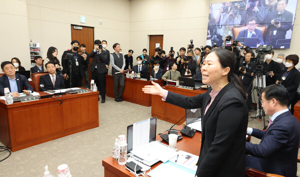 31일 국회 교육위원회에서 열린 정순신 자녀 학교폭력 진상조사 및 학교폭력 대책 수립을 위한 청문회에서 국민의힘 권은희 의원과 야당 의원들이 청문회 일정 변경에 대해 논쟁을 벌이고 있다. 2023.3.31. 연합뉴스