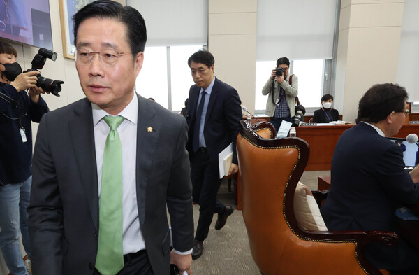 21일 국회에서 열린 교육위원회 전체회의에서 국민의힘 간사인 이태규 의원이 정순신 변호사 자녀 학교폭력 관련 청문회 실시계획 채택건을 의결하기 전 회의장을 나가고 있다. 이날 국민의힘 의원들은 청문회건, 표결에 참여하지 않았다. 2023.3.21. 연합뉴스