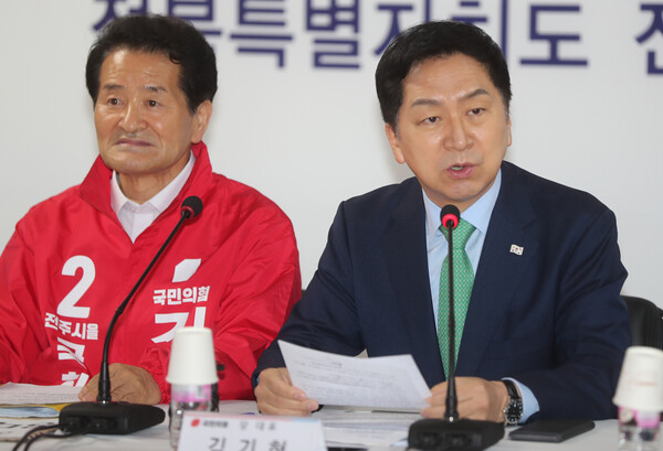국민의힘 김기현 대표(오른쪽)가 23일 전북 전주시 완산구 김경민 전주을 국회의원 재선거 후보 선거사무소에서 열린 국민의힘 전북 현장 최고위원회의에서 발언하고 있다. 왼쪽은 김경민 후보. 2023.3.23. 연합뉴스