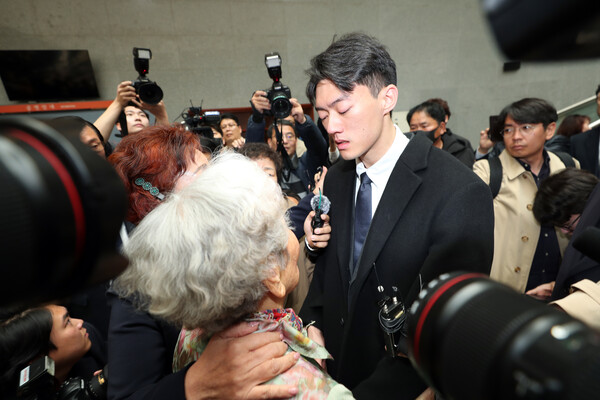 전두환 씨의 손자 전우원 씨가 31일 광주 서구 5·18기념문화센터에서 자신의 할아버지를 대신해 5·18 피해자와 유가족에게 사죄하고 있다. 2023.3.31. 연합뉴스