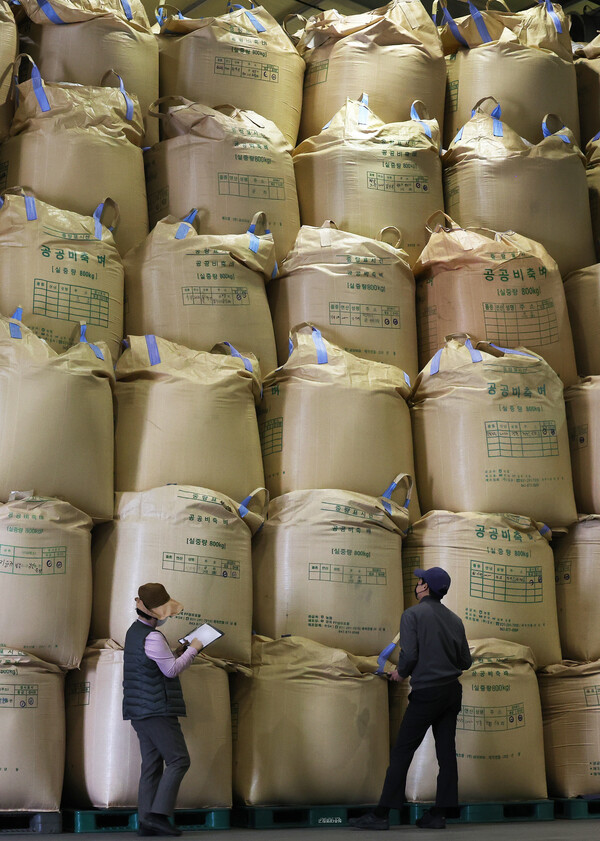 초과 생산된 쌀의 정부 매입을 의무화하는 양곡관리법 개정안이 국회 본회의 상정을 앞둔 23일 충북 청주시에 있는 한 공공비축벼 보관창고에서 관계자들이 온도 습도 등 벼 상태를 체크하고 있다. 2023.3.23. 연합뉴스