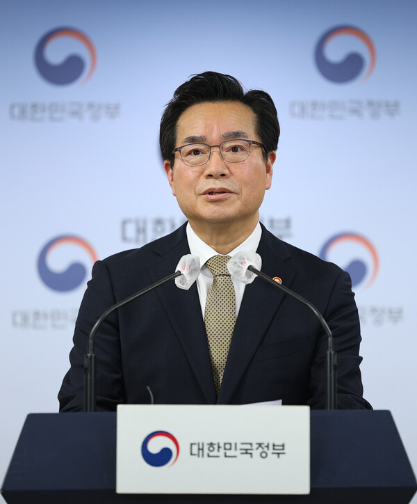 정황근 농림축산식품부 장관이 23일 오후 정부서울청사에서 양곡관리법 일부개정법률안 국회 본회의 의결에 대한 농식품부 입장 브리핑을 하고 있다.이날 국회에서는 쌀 수요 대비 초과 생산량이 3~5%이거나 쌀값이 전년 대비 5~8% 하락할 때 정부가 초과 생산량을 전량 매입하는 내용을 골자로 한 양곡관리법 개정안이 본회의를 통과했다. 2023.3.23. 연합뉴스