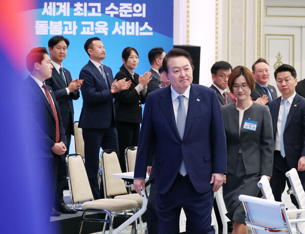 윤석열 대통령이 28일 청와대 영빈관에서 열린 제1차 저출산고령사회위원회 회의에 김영미 부위원장과 입장하고 있다. 2023,3.28. 연합뉴스