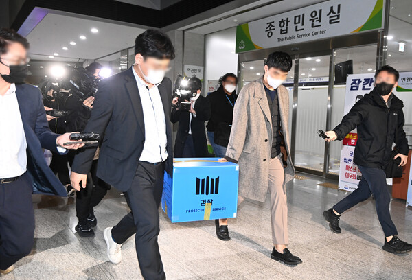 대장동 개발 로비·특혜 의혹 사건을 수사 중인 검찰이 21일 오후 경기도 성남시청 시장실과 비서실 압수수색을 마친 후 압수품을 옮기고 있다. 2021.10.21. 연합뉴스 자료사진