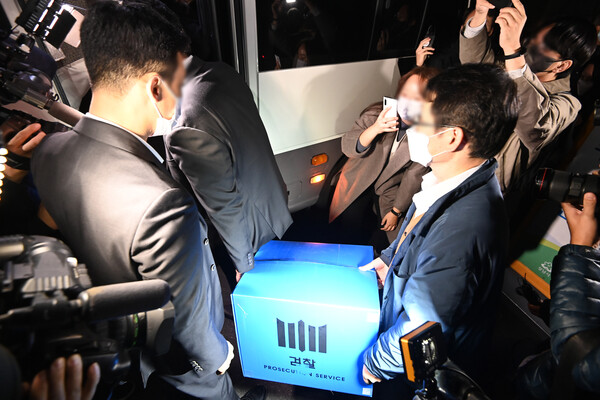 대장동 개발 로비·특혜 의혹 사건을 수사 중인 검찰이 21일 오후 경기도 성남시청 시장실과 비서실 압수수색을 마친 후 압수품을 옮기고 있다. 2021.10.21. 연합뉴스 자료사진