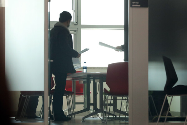 대북송금 의혹을 수사 중인 검찰이 2월 22일 이화영 전 경기도 평화부지사가 근무한 경기도청에 대해 압수수색에 나섰다. 검찰은 3월 15일까지 경기도청에 상주하면서 도청과 관련기관 약 20 곳을 상대로 압수수색을 벌였다. 2023.2.22. 연합뉴스 자료사진