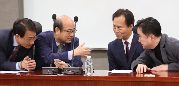 더불어민주당 김종민·이원욱 의원이 14일 오후 국회 의원회관에서 토론회를 준비하며 발제자인 성한용 한겨레 선임기자, 박진 KDI국제정책대학원 교수와 대화하고 있다. 왼쪽부터 이원욱 의원, 성한용 한겨레 선임기자, 박진 교수, 김종민 의원. 2023.3.14. 연합뉴스