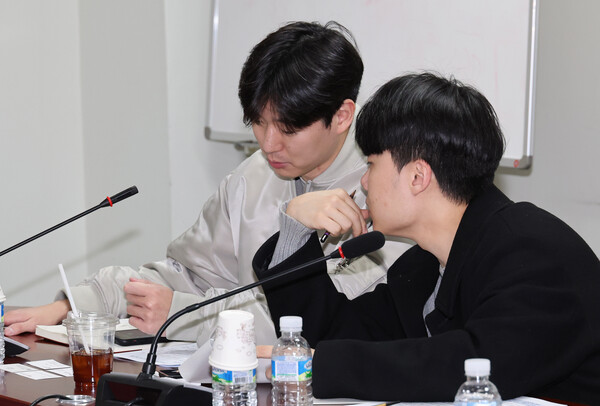 16일 오전 서울 여의도 국회 의원회관에서 열린 근로시간 제도 개편 방향 토론회에서 '새로고침 노동자협의회' 유준환 의장(왼쪽)과 송시영 부의장이 대화하고 있다. 2023.3.16. 연합뉴스