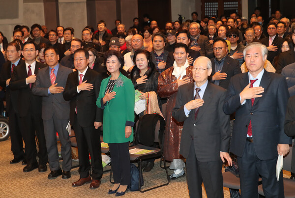 23일 서울 중구 프레스센터에서 열린 국민통합연대 창립대회에서 이재오 창립준비위원장(앞줄 왼쪽 세번째부터)과 홍준표 전 자유한국당 대표, 전광훈 사랑제일교회 목사 등 참석자들이 국기에 경례하고 있다. 2019.12.23. 연합뉴스