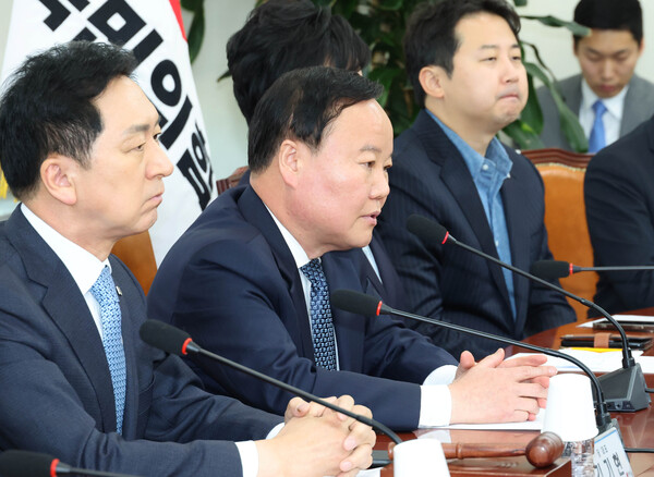 국민의힘 김재원 최고위원이 30일 국회에서 열린 최고위원회의에서 전광훈 사랑제일교회 목사를 가리켜 '우파 진영을 전부 천하 통일했다'고 한 발언과 관련해 "진심으로 반성하고 있다"고 사과하고 있다. 2023.3.30. 연합뉴스