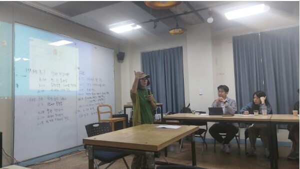 서명숙 이사장이 2일 제주올레 여행자센터에서 4·3 관련 제주어교실 강연을 하고 있다. © 이봉수  