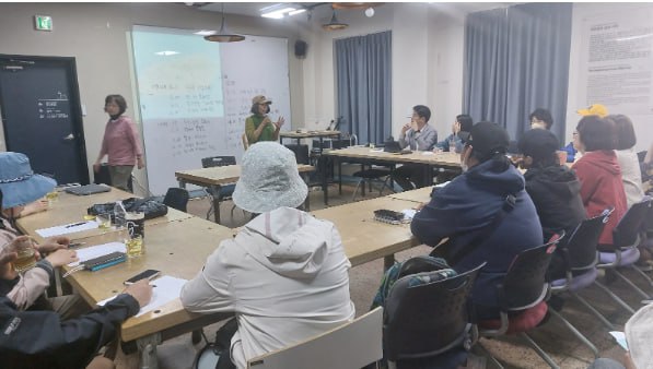 제주어 강연을 경청하고 있는 수강생들. 강연 뒤 한 수강생은 “올레길 걸으러 제주 왔는데 올레길이 달리 보일 것 같다”고 말했다. © 이봉수  