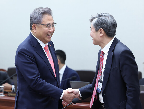 박진 외교부 장관과 조태용 국가안보실장이 4일 서울 용산 대통령실 청사에서 열린 국무회의에 앞서 인사를 나누고 있다. 2023.4.4 연합뉴스